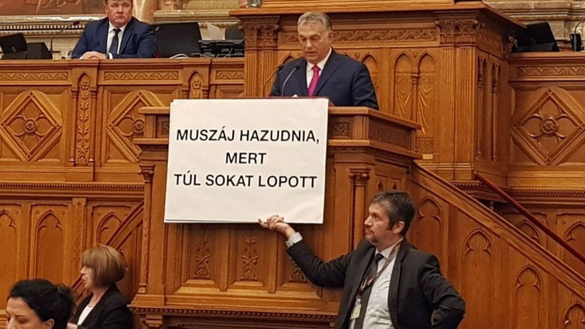Fetrengés, obszcén táblák, kegyeletsértés – ezek voltak a hetente tüntetgető Hadházy legnagyobb melléfogásai és botrányai