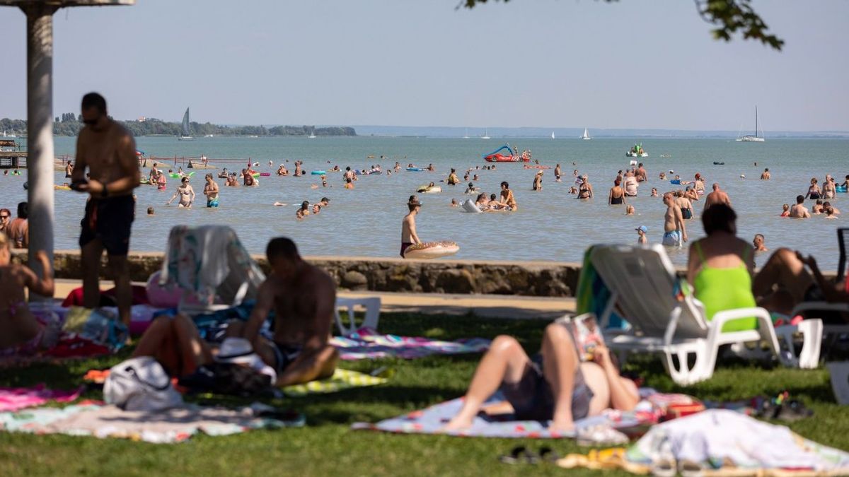 Szó szerint óriási, láthatatlan veszély leselkedik a balatoni fürdőzőkre – ez az oka