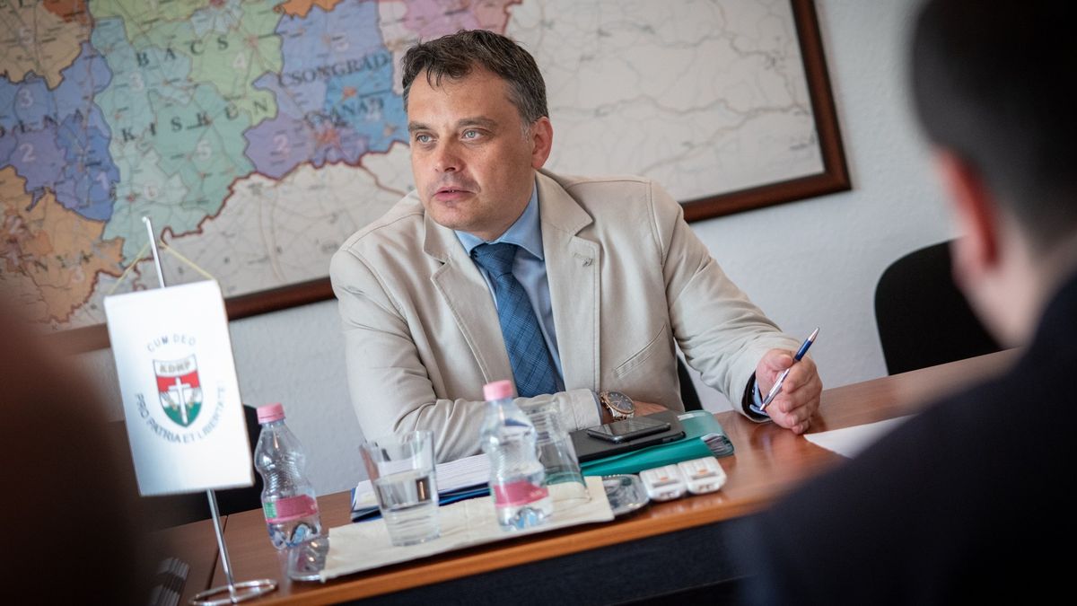 A fővárost nem leállítani kell, hanem működtetni – miniszterhelyettes a Mandinernek
