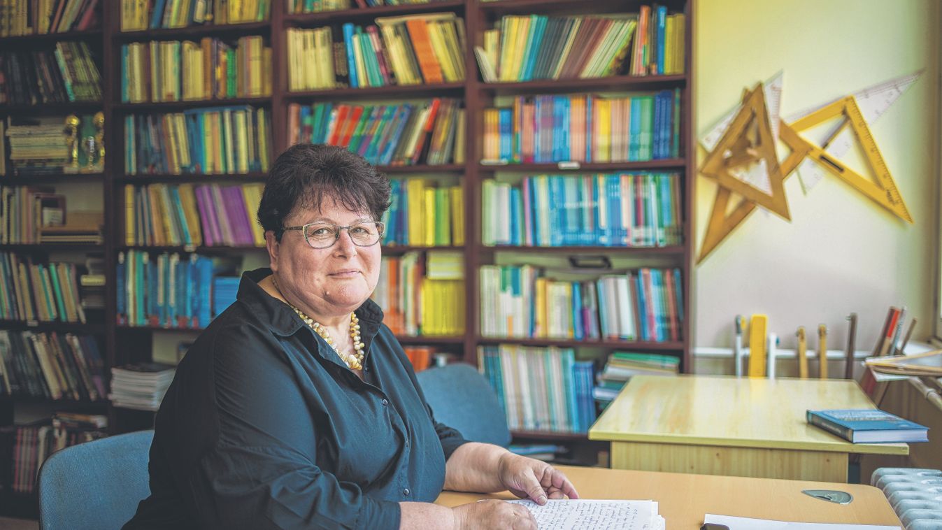 Kíséri diákjai lépteit