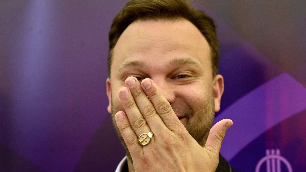 Aranyosi Péter a vesztébe rohan, öntelten mosolyog és még neki áll feljebb