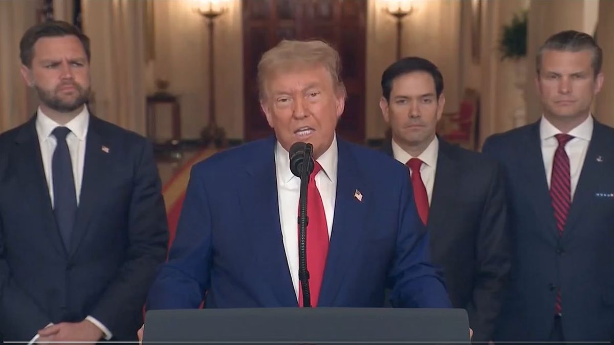 Trump lebombázta az iráni atomlétesítményeket – mit jelent ez a régió, illetve Magyarország számára?