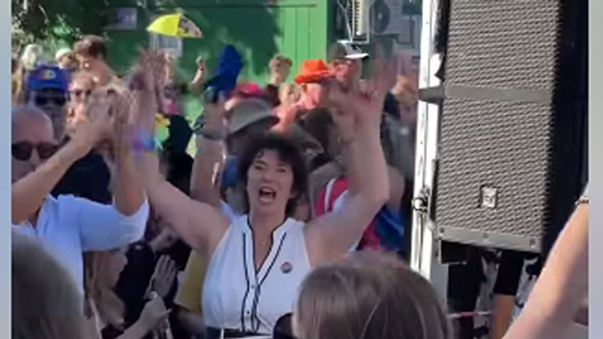 Így bulizott a Pride-on a kommunista mozgalmi dalra Dobrev Klára (VIDEÓ)