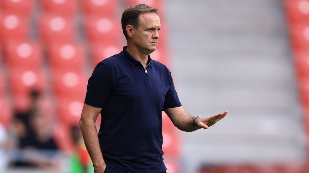 „A cirkusz a stadionba költözött, mi lettünk a bohócok?” – így kommentálták a dühös szurkolók a 4 hónapja kirúgott edző visszatérését