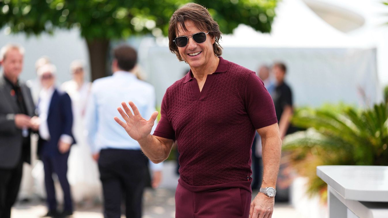 Tom Cruise világrekordot állított be égő ejtőernyővel való ugrással