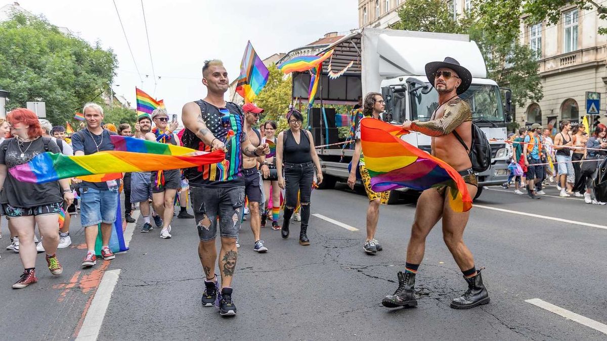 Pride-tréning a BKK-nál: LMBTQ-kisokossal érzékenyítették a dolgozókat a felvonulás előtt (VIDEÓ)