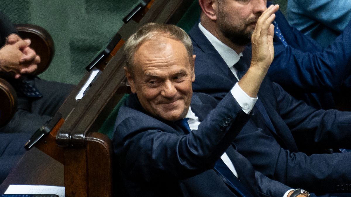 Bizalmat kapott Tusk, de kénytelen átalakítani a kormányát
