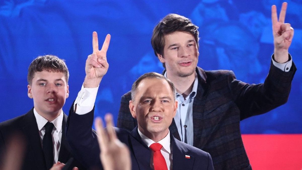 Lázadnak az elvtársak, amiért Trzaskowski tolt egy Simiont, és az első exit pollok ismeretében bejelentette, hogy ő az elnök