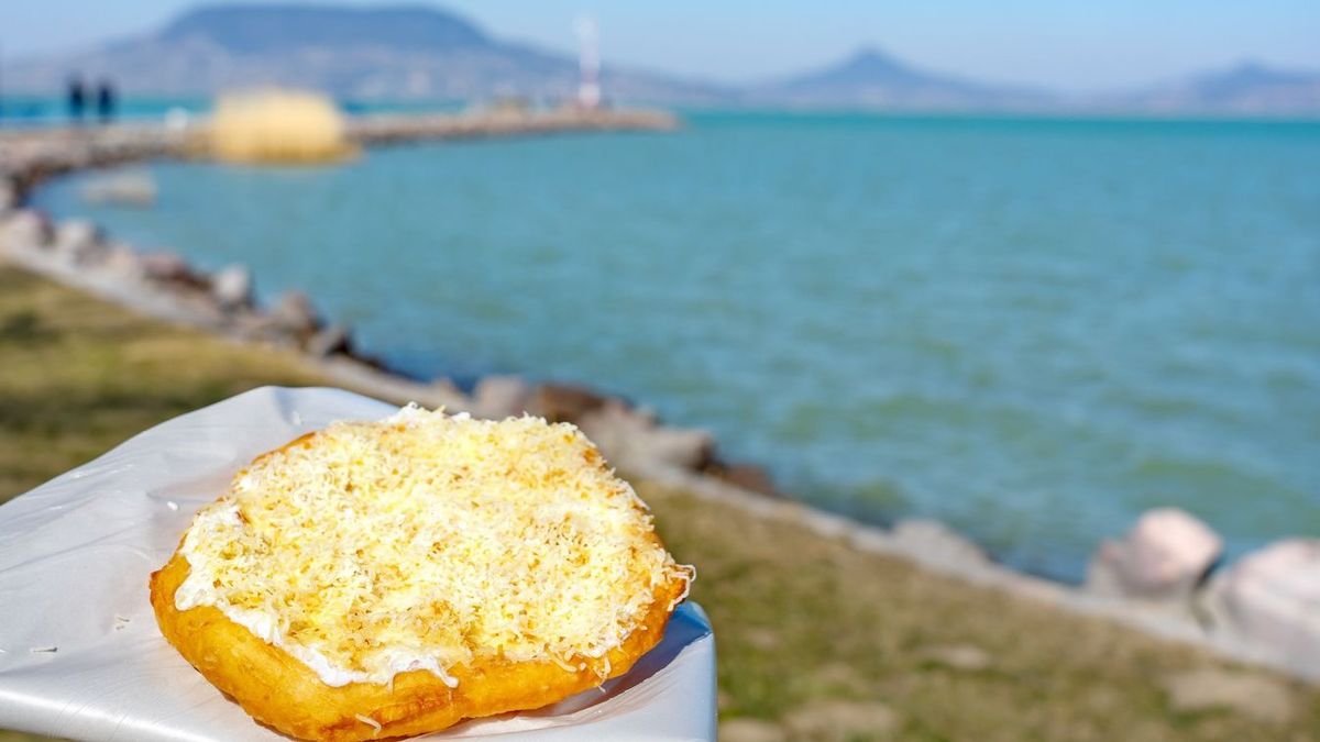 Itt a lángos-szezon: mutatjuk, mennyibe kerülnek idén a Balatonnál a különböző lángos-fajták