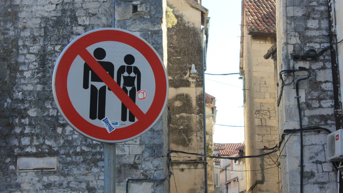 A dél-olaszországi Gallipoliban elegük lett a fürdőruhában sétáló turistákból