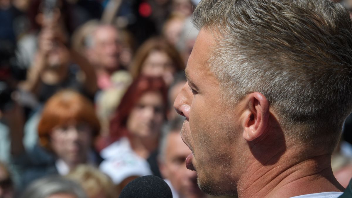 Egy állítólag demokratikus párt szavazói és rajongói a legváltozatosabb módokon fideszkurváznak egy fiatal nőt