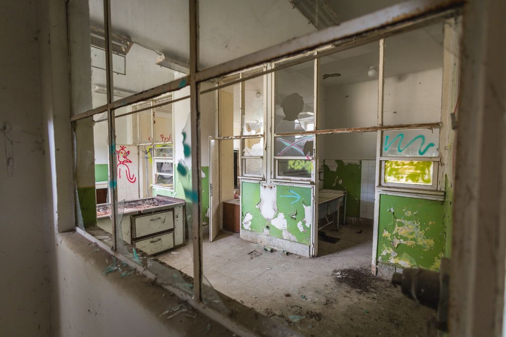 Urbex - Urban Explorer - városi felfedező - Dragon Urbex - a személyazonosság és a helyszínek szándékosan nincsenek feltüntetve - Pest megye, elhagyatott épületek, balesetveszélyes terület
20250417
fotó: Németh András Péter NAP Szabad Föld