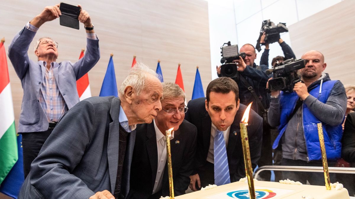 Összeállt a DK-SZDSZ-MSZP-koalíció: be is indult a jobboldal sovinisztázása