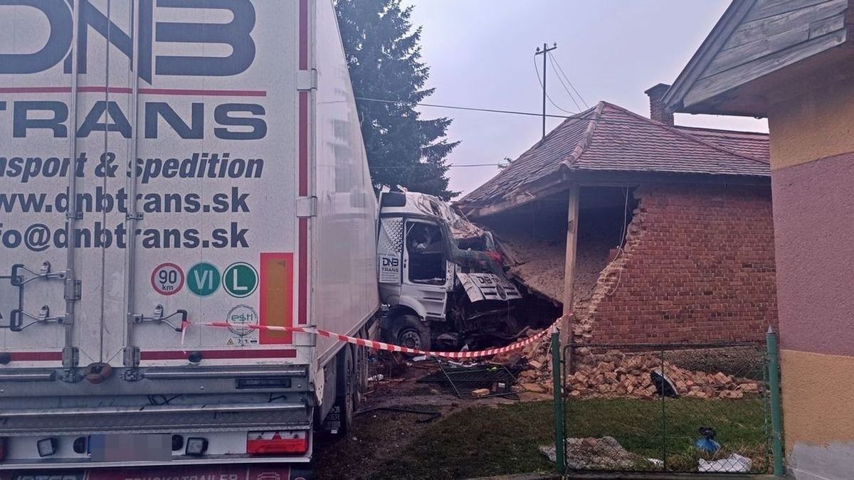 Elképesztő baleset Zala vármegyében: egy kamaszlány szobájába robbant be egy kamion, súlyos sérülésekkel szállították kórházba