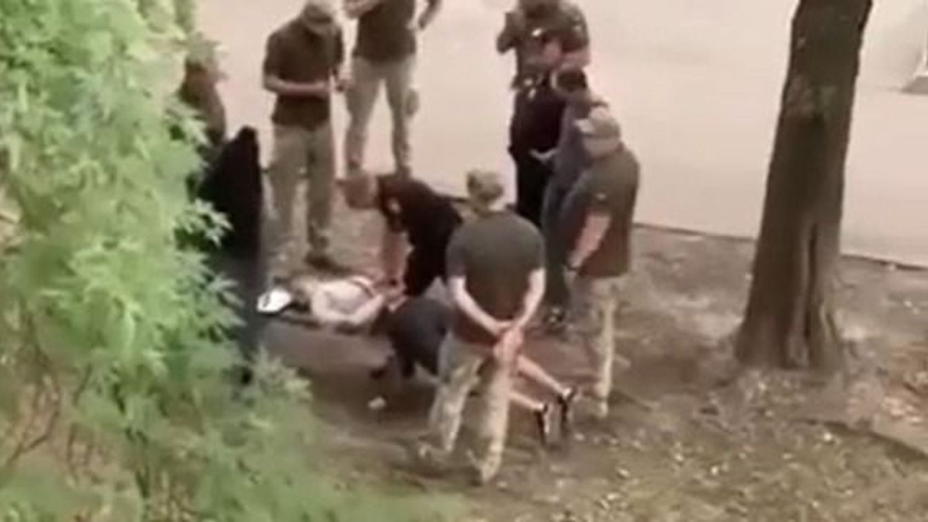 Brutális videón, ahogy az ukrán sorozótiszt úgy földhöz vág egy férfit, hogy kitört a nyaka Kép