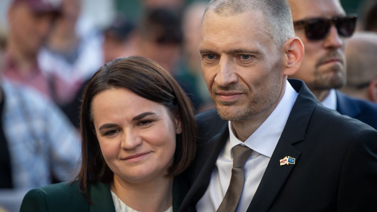 Freed Bearusian opposition figure addresses Warsaw crowd of exiles