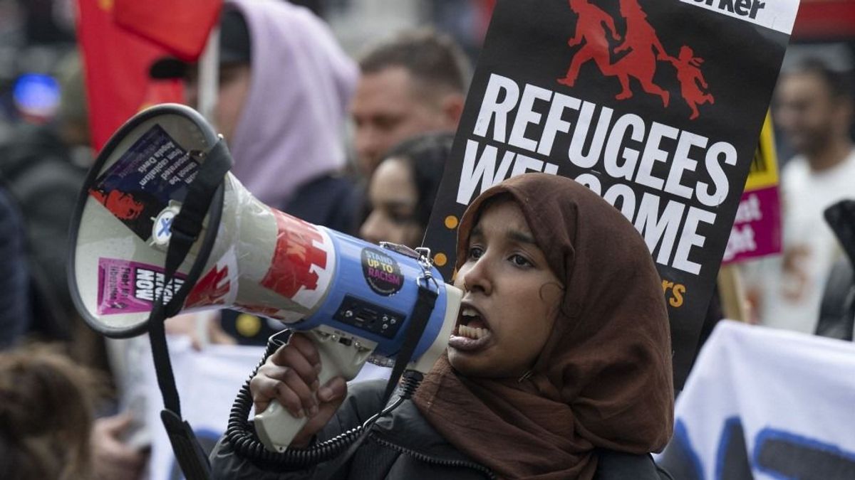 Vége a szállodáztatásnak: új módon kezeli a migránshelyzetet a brit kormány – az ellenkezők pórul járnak
