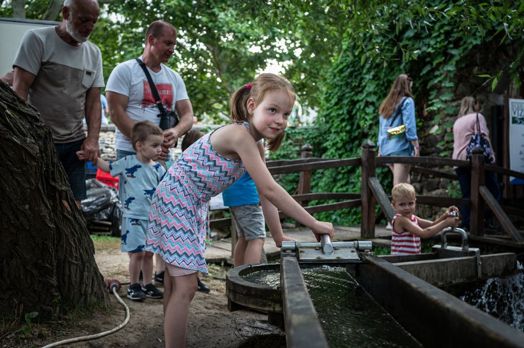 Gyerekek játszanak a Művészetek Völgye fesztiválon