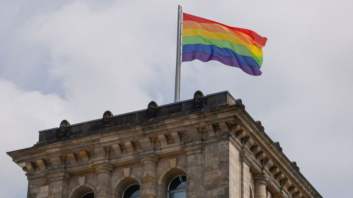 „A Bundestag nem cirkuszi sátor” – kitűzték volna a melegbüszkeség zászlaját a német parlamentre