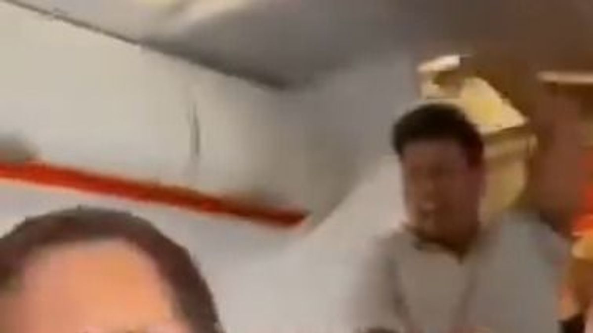 „Allah Akbar” és „Halál Amerikára” felkiáltással fenyegetőzött bombával egy férfi a repülőn, az utasok állították le (VIDEÓ)