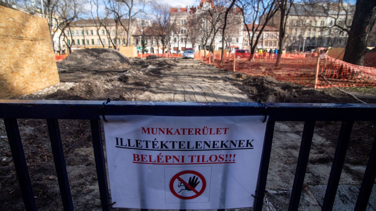 Alig lett kész, már esik is szét a felújított tér a baloldali kerületben