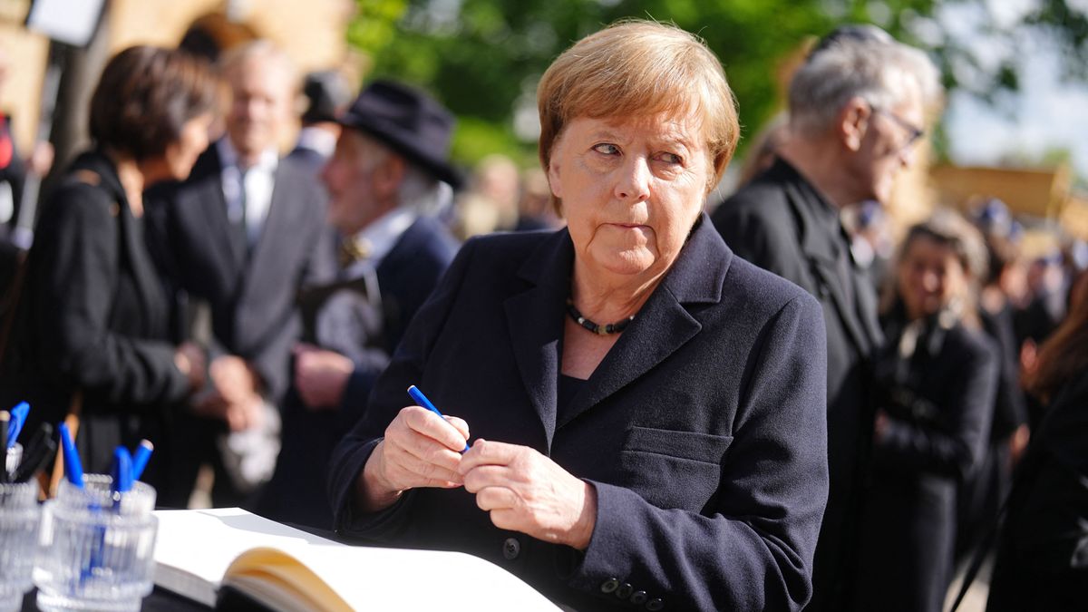 Nincs új a nap alatt: Merkel továbbra is tárt karokkal várná a migránsokat, és kritikát fogalmazott meg Merz-cel szemben
