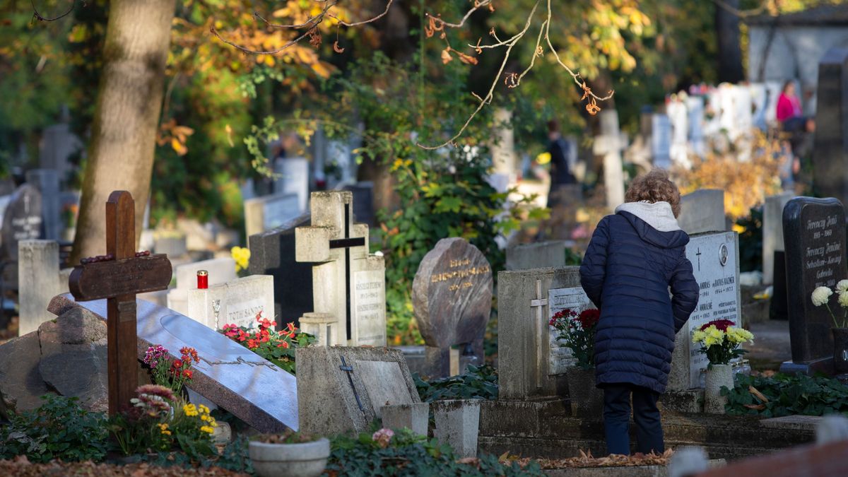 Mindenszentek és halottak napja: mécsesekkel, emlékezőkkel telnek meg a temetők. Forrás: MTI/Kocsis Zoltán