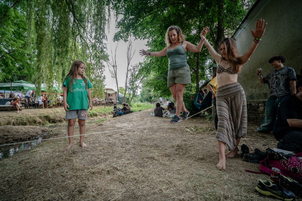 Generációk közösen próbálják ki a slackline nevű egyensúlyozó sportot