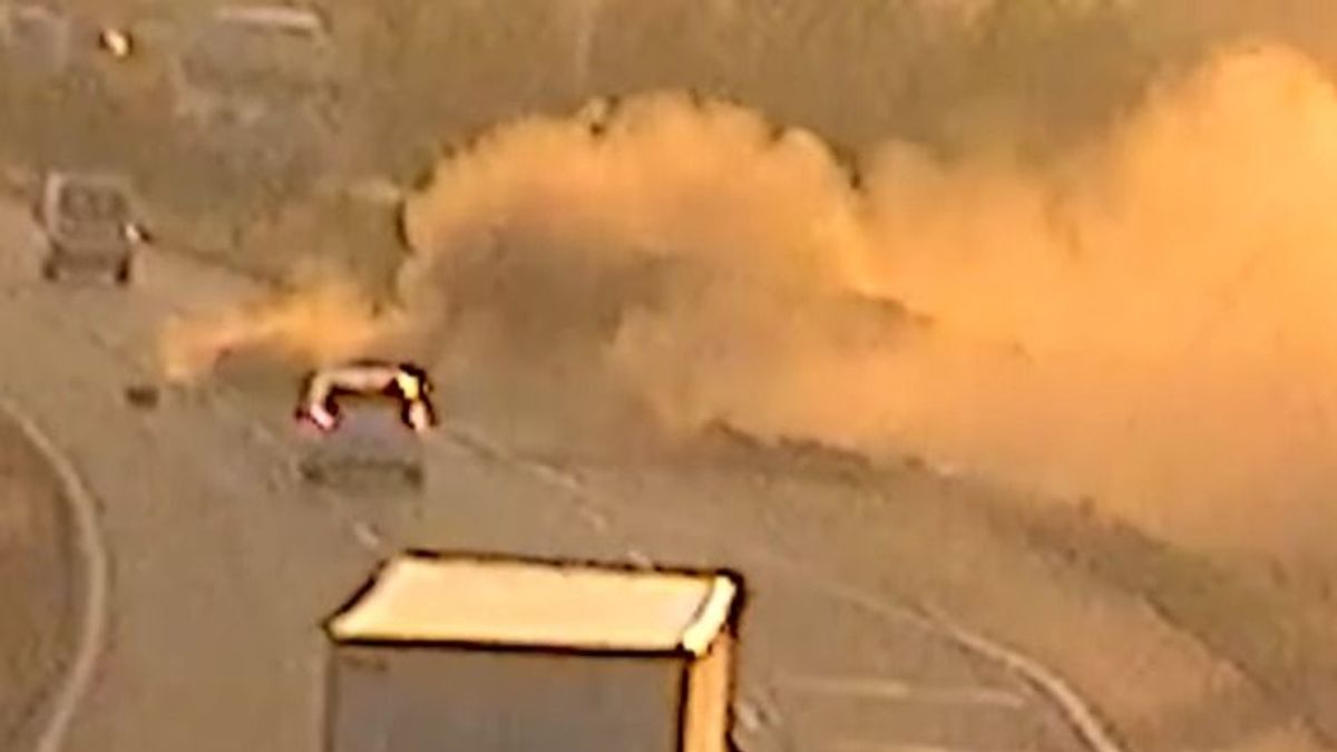 Felkavaró képsorok: teherautó csapódott a szalagkorlátnak az M1-es autópályán(VIDEÓ)
