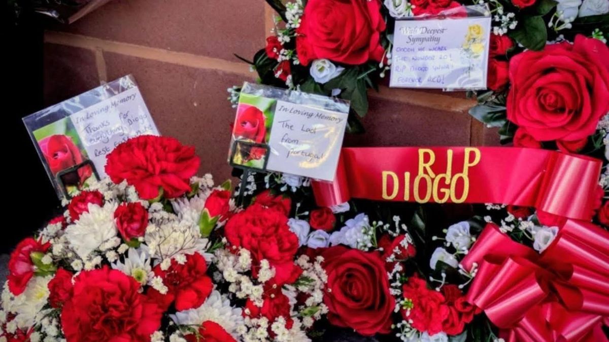 Félárbócon a Liverpool-zászló, gyűlnek a mécsesek az Anfielden – képeken Diogo Jota pályafutása (GALÉRIA)