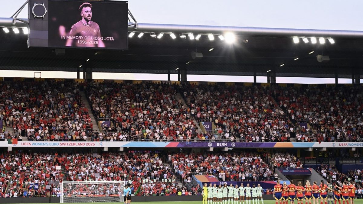 Dermesztő csend és vastaps Svájcban – így emlékeztek az autóbalesetben elhunyt Liverpool-játékosra (VIDEÓ)