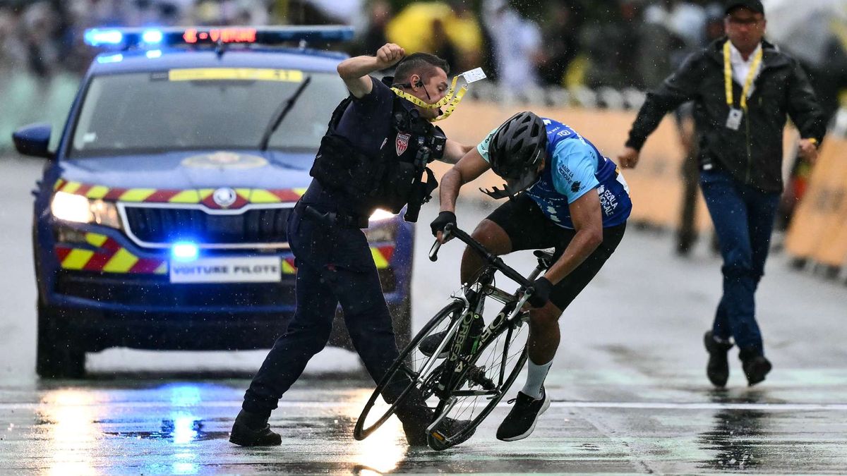 Botrány a Tour de France-on: néhány méterre a céltól öklelt fel egy kerékpárost a rendőr (VIDEÓ)