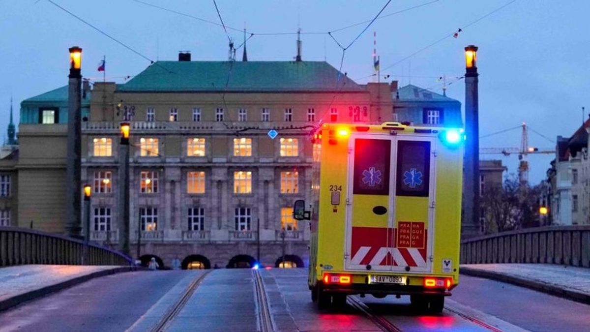 Rendkívüli áramkimaradás van Prágában, nem járnak a metrók, a tűzoltók menekítik az embereket