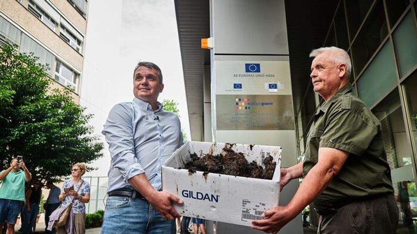 Trágyát öntöttek a brüsszeli bizottság budapesti képviselete elé a magyar gazdák