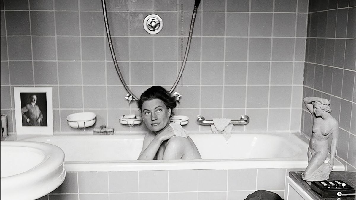 A Vogue címlapjáról Hitler kádjába
