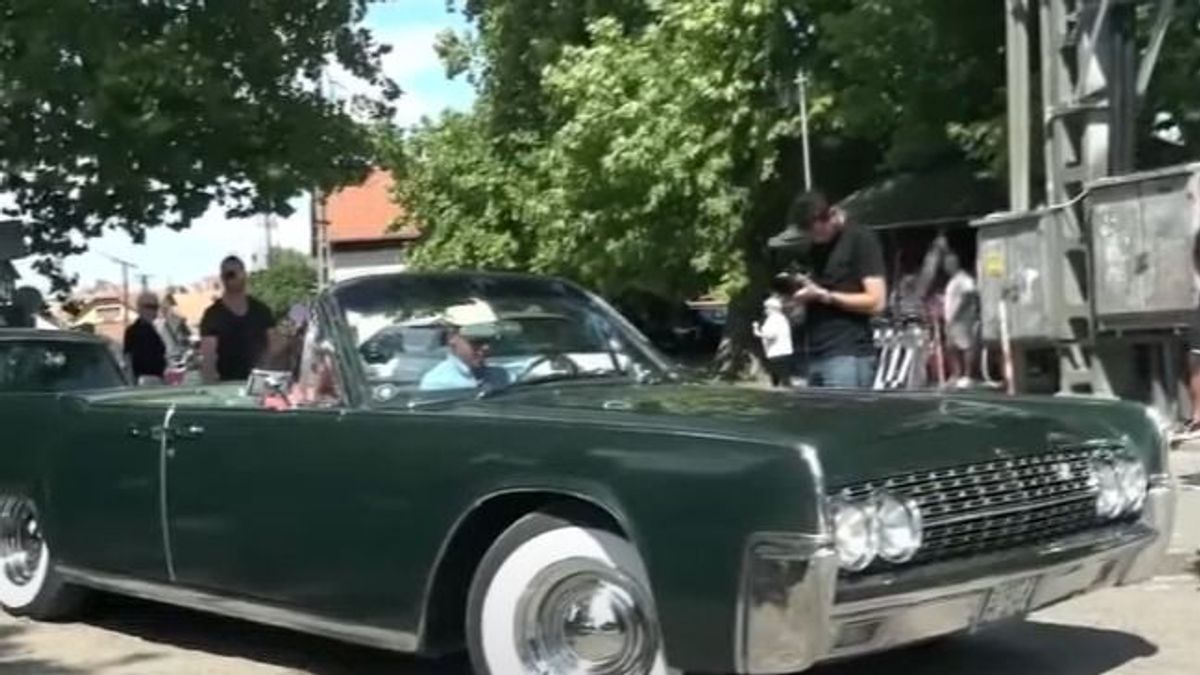 Ha nem látjuk, nem hisszük el: Magyar Péter háromszor fulladt le az automata autóval, majd a biztonsági övvel is meggyűlt a baja (VIDEÓ)