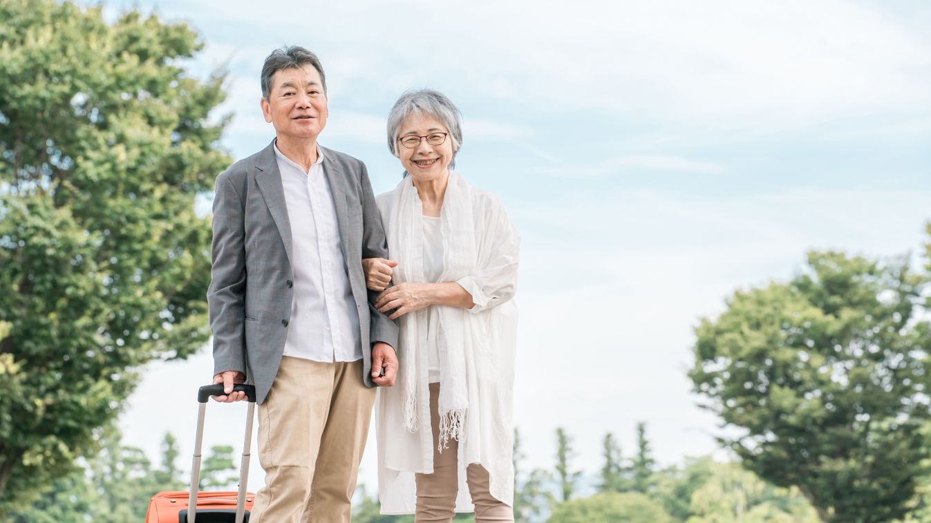 Elderly,Couple,Traveling,With,A,Suitcase,(senior,Life,,Active,Seniors), japán