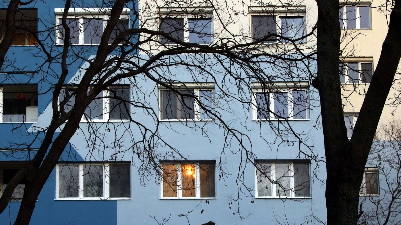 A "Panelprogram 2." keretében korszerűsített (hőszigetelt és átszínezett) vasbeton-panel lakótömb a főváros III. kerületében, a Lajos utcában.