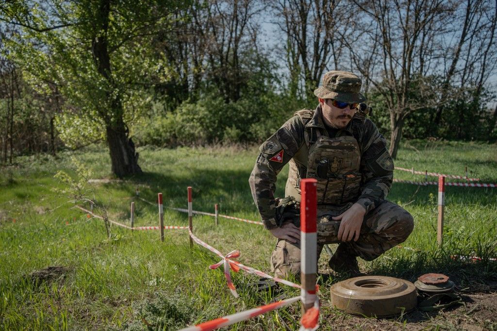 A sok furcsaság mellett legalább aknamentesítésre is érkeztek uniós pénzek