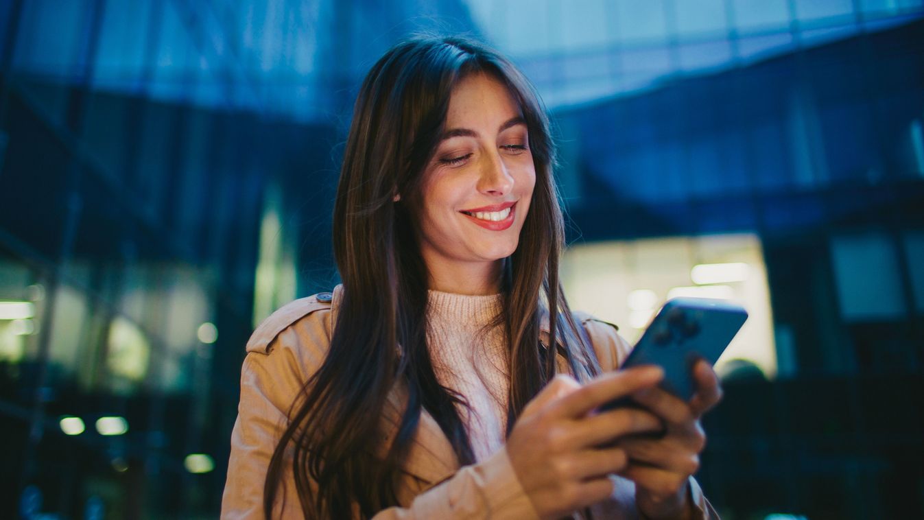 Camera,Moving,Around,Happy,Caucasian,Female.,Woman,Looking,At,Mobile, mobiltelefon