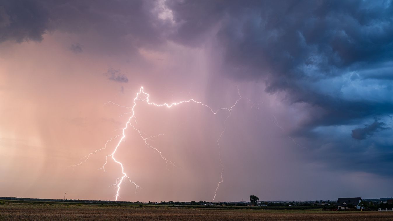 A,Huge,Storm,Cloud,With,A,Wall,Of,Rain,In, villámcsapás