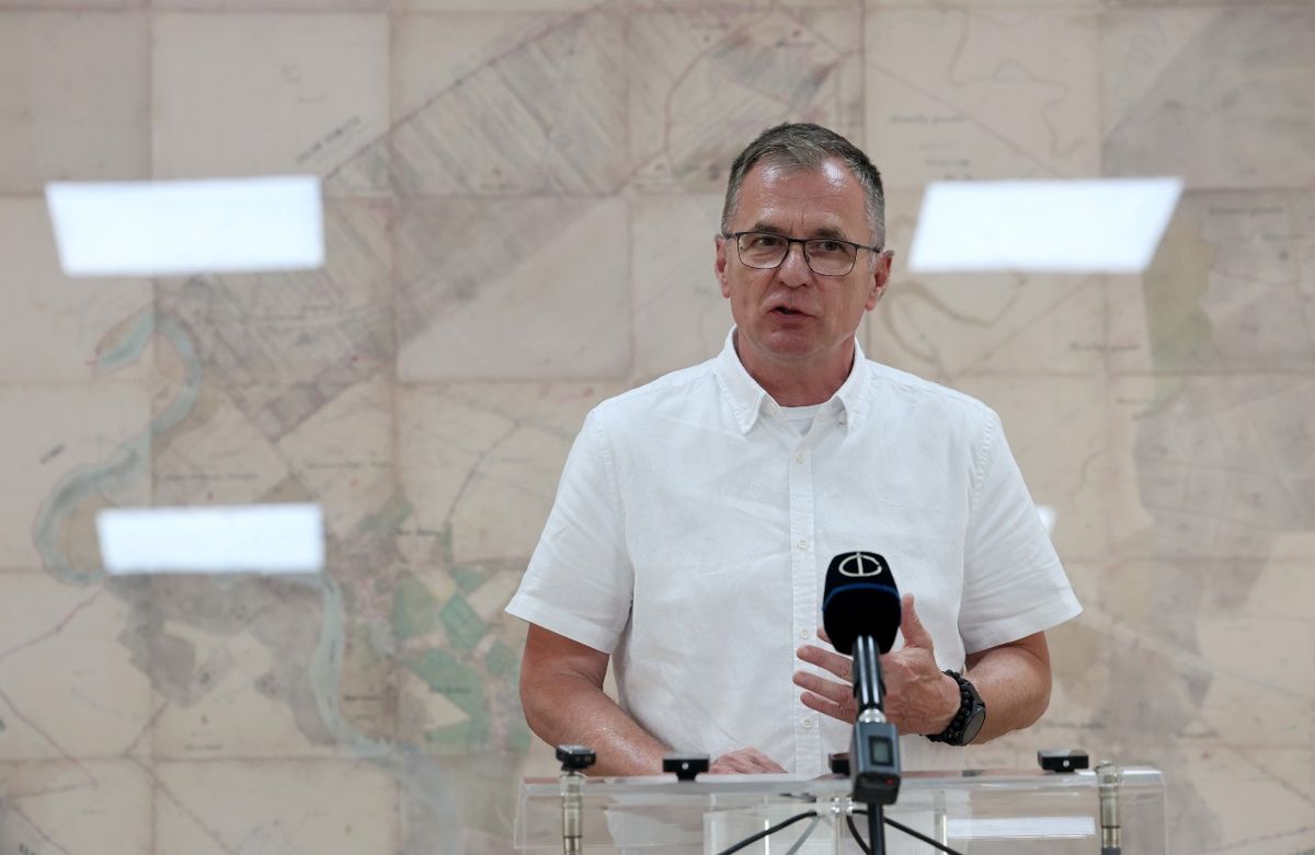 Horváth László kábítószer-kereskedelem felszámolásáért felelős kormánybiztos beszél Alsózsolcán, a helyi drogkereskedelem helyzetéről és a drogfogyasztás hatásairól tartott kerekasztal-beszélgetés utáni sajtótájékoztatón 2025. július 4-én. Fotó: MTI/Vajda János