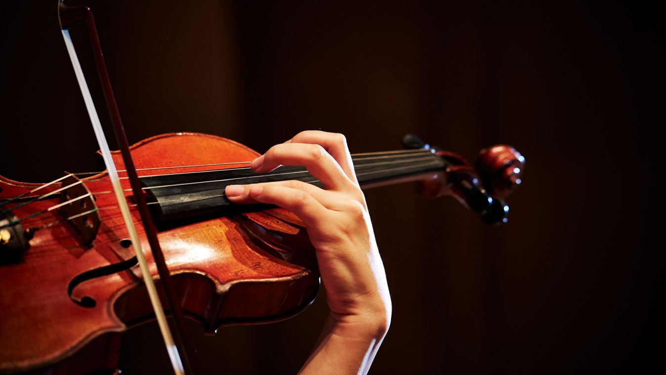 Close-up,Of,Hands,Playing,The,Violin, hegedű