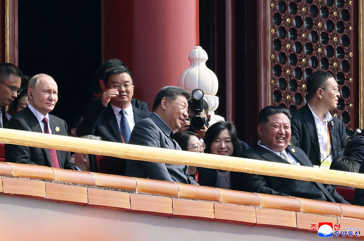 Putyin, Hszi Csin-ping és Kim Dzsongun az erkélyen/STR / KCNA VIA KNS / AFP