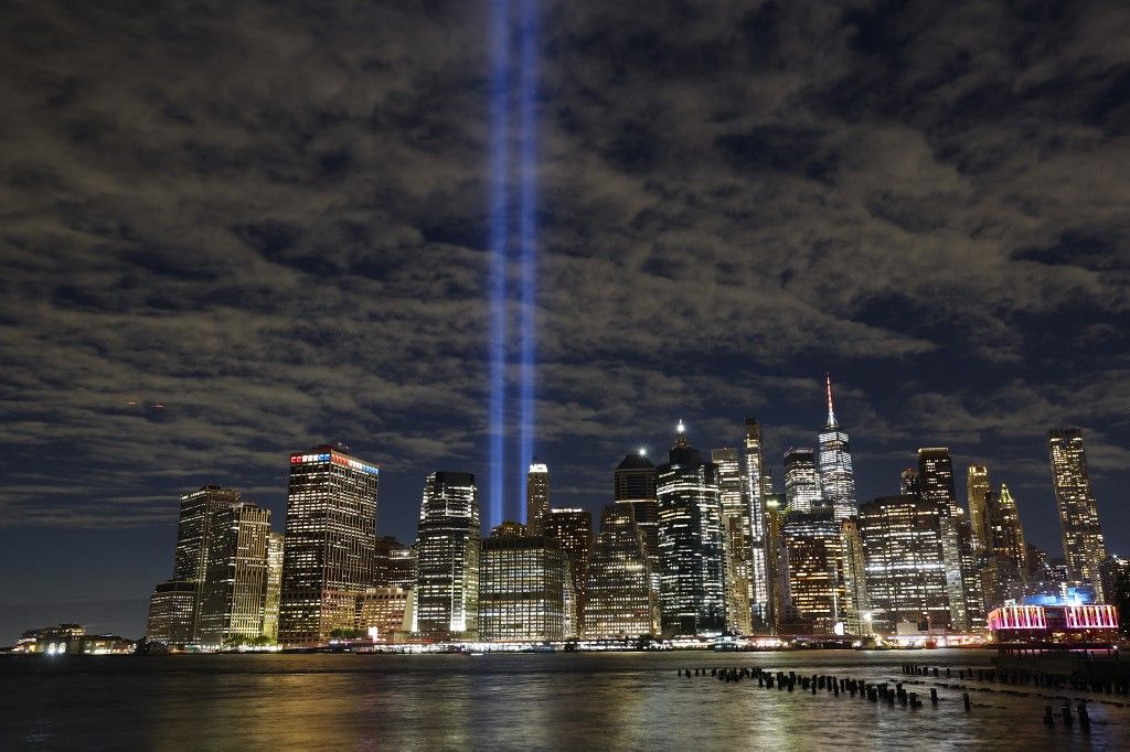 Szeptember 11. A két torony fantomja New York látképén. Fotó: AFP