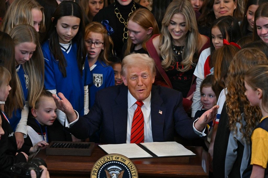Woke menekültek veszélyesnek tartják Trumpot. A képen alírja azt a rendeletet, ami kitiltja a biológiai férfiakat a női sportokból. ANDREW CABALLERO-REYNOLDS / AFP