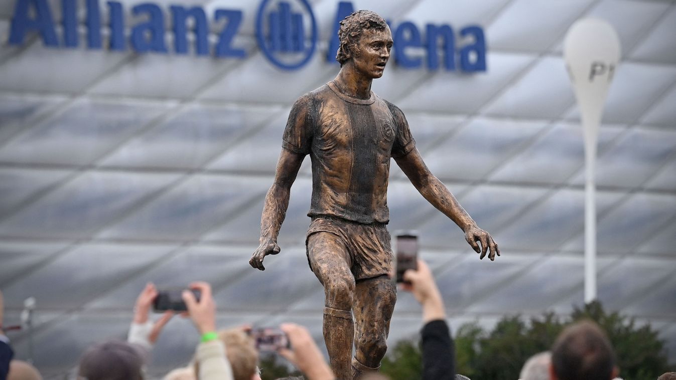 Felavatták Beckenbauer szobrát az Allianz Arénánál