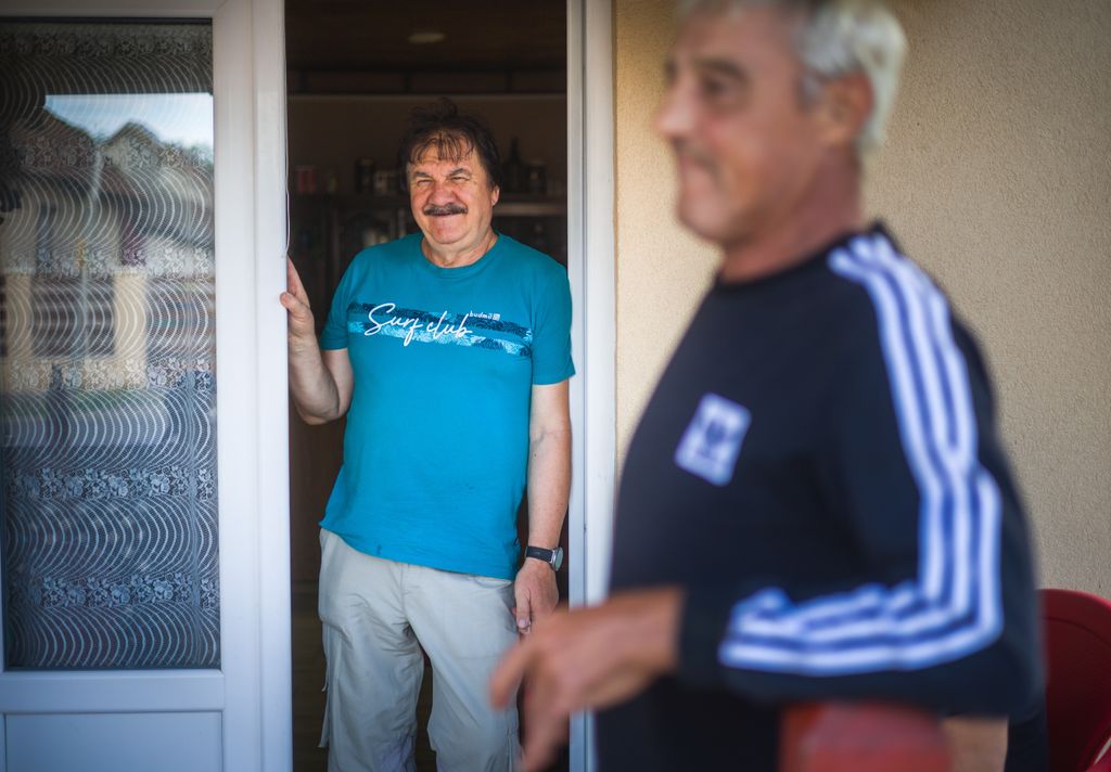 Hopka Sándor kocsmáros
Tiszacsécse falu kocsmariport
Napnyugta kávézó és dohánybolt
közösségi élet beszélgetés férfiak egymás közt egy sör (meg pálinka) mellett a kocsmában
20250825 Tiszacsécse
fotó: Németh András Péter NAP