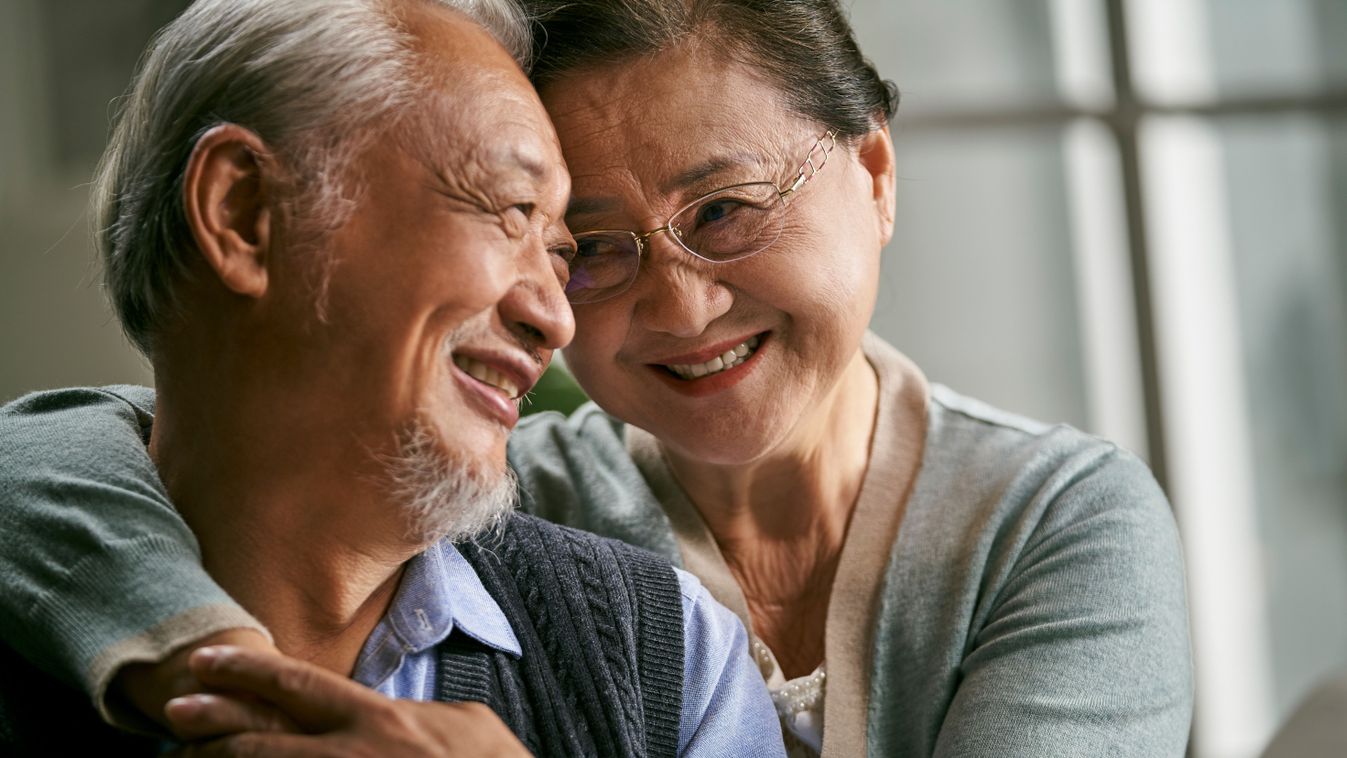 Portrait,Of,Happy,Loving,Senior,Asian,Couple,Sitting,On,Couch, japán