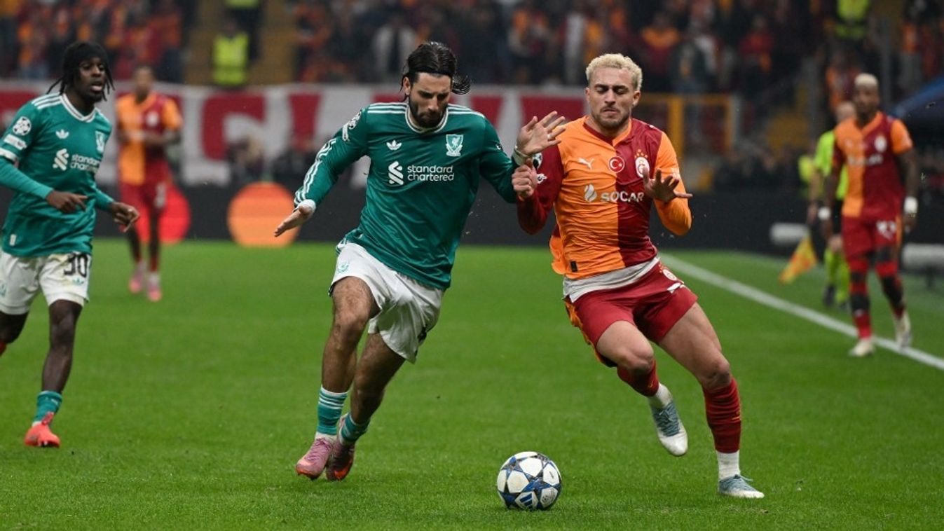 Liverpool's Hungarian midfielder #08 Dominik Szoboszlai (C) and Galatasaray's Turkish forward #53 Baris Alper Yilmaz (2R) fight for the ball during the UEFA Champions League first round day 2 football match between Galatasaray (TUR) and Liverpool (ENG) at